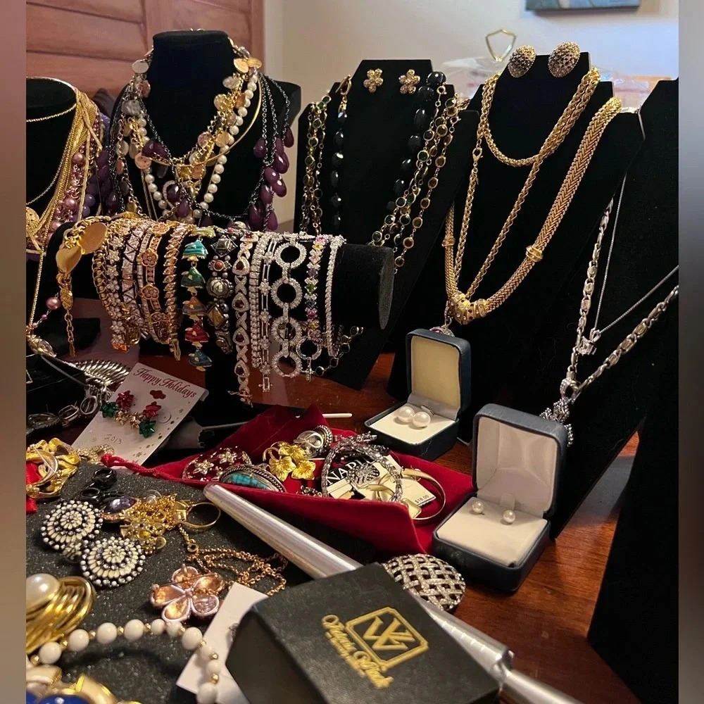 Like this to get notified of my Live jewelry show💎